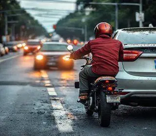 acidente entre carros e motos