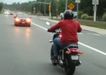 motorista foge após colidir com moto