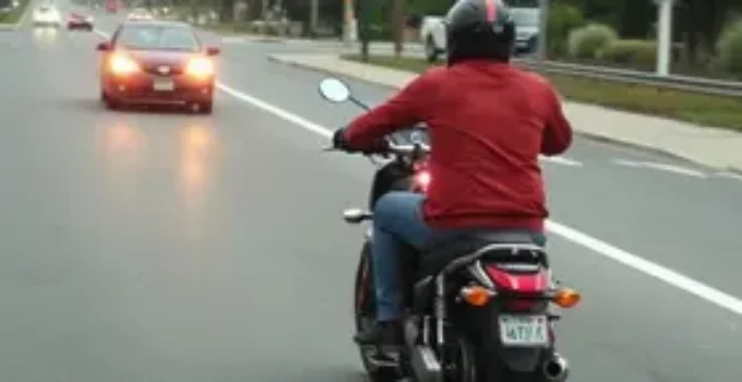 motorista foge após colidir com moto